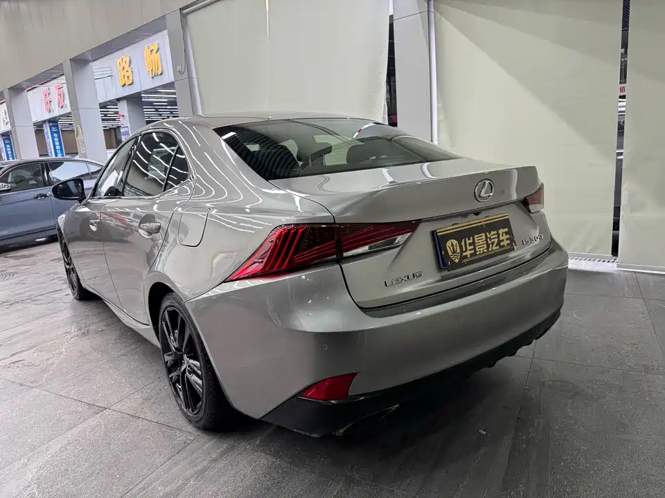 Lexus IS