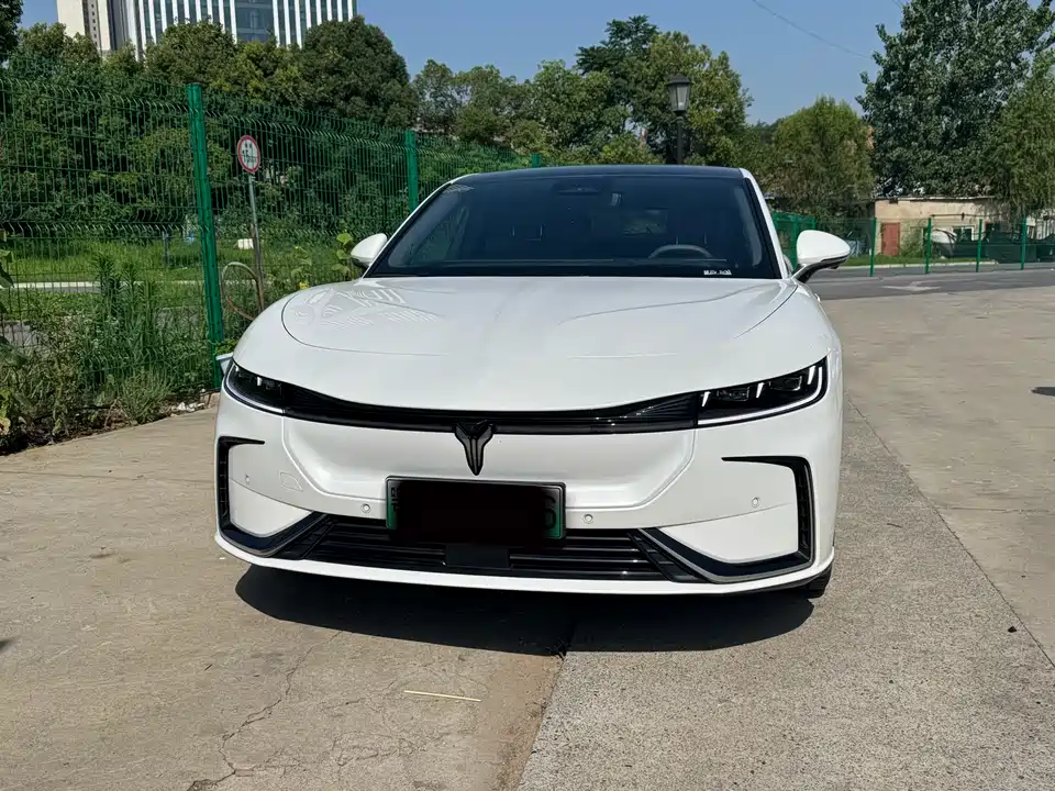 VOYAH Lantu chasing light