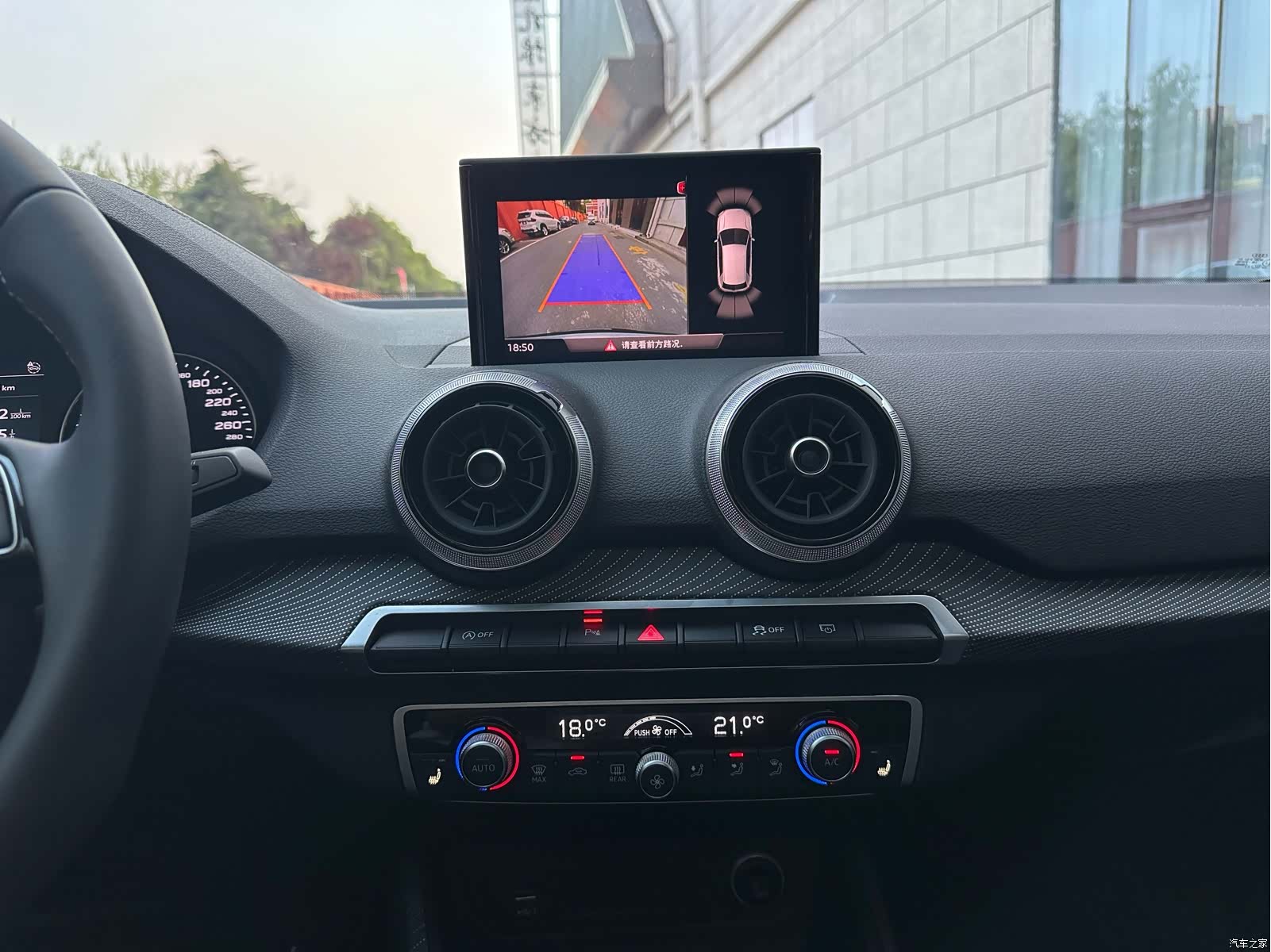 Audi Q2L, 2023 11