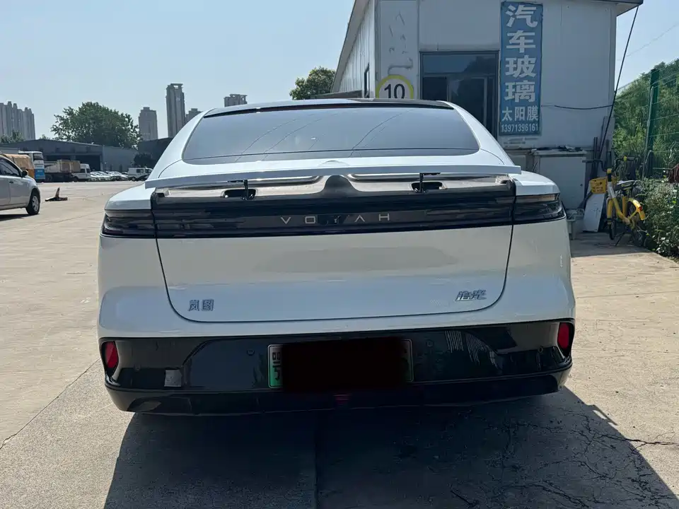 VOYAH Lantu chasing light