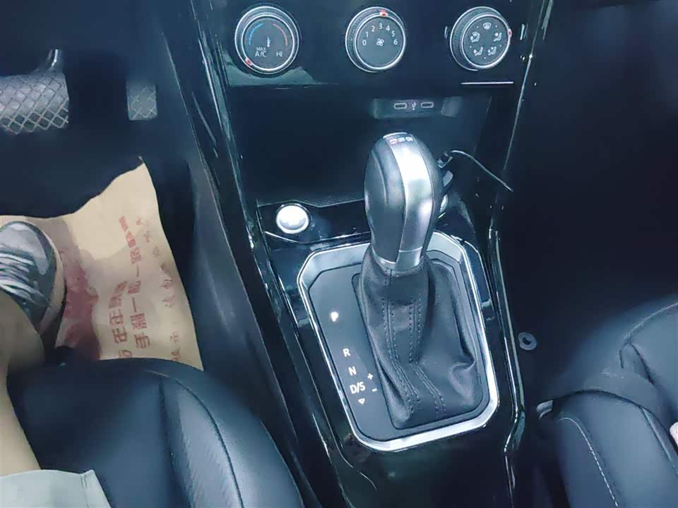 Volkswagen T-ROC exploring Songs