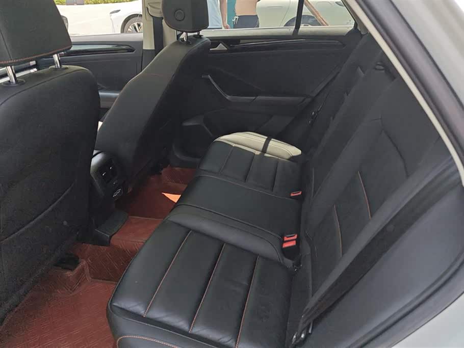 Volkswagen T-ROC exploring Songs