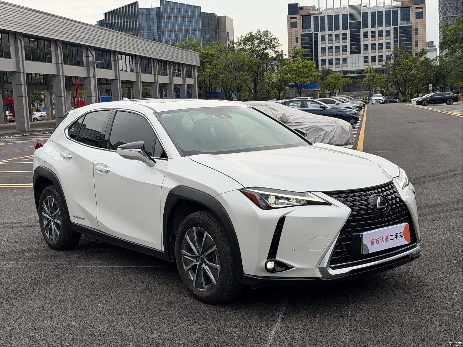 Lexus UX, 2022 3