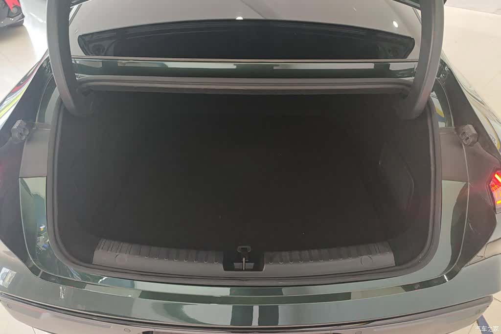 Geely 8, 2025 4
