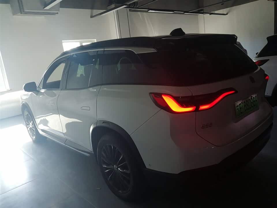 NIO ES8