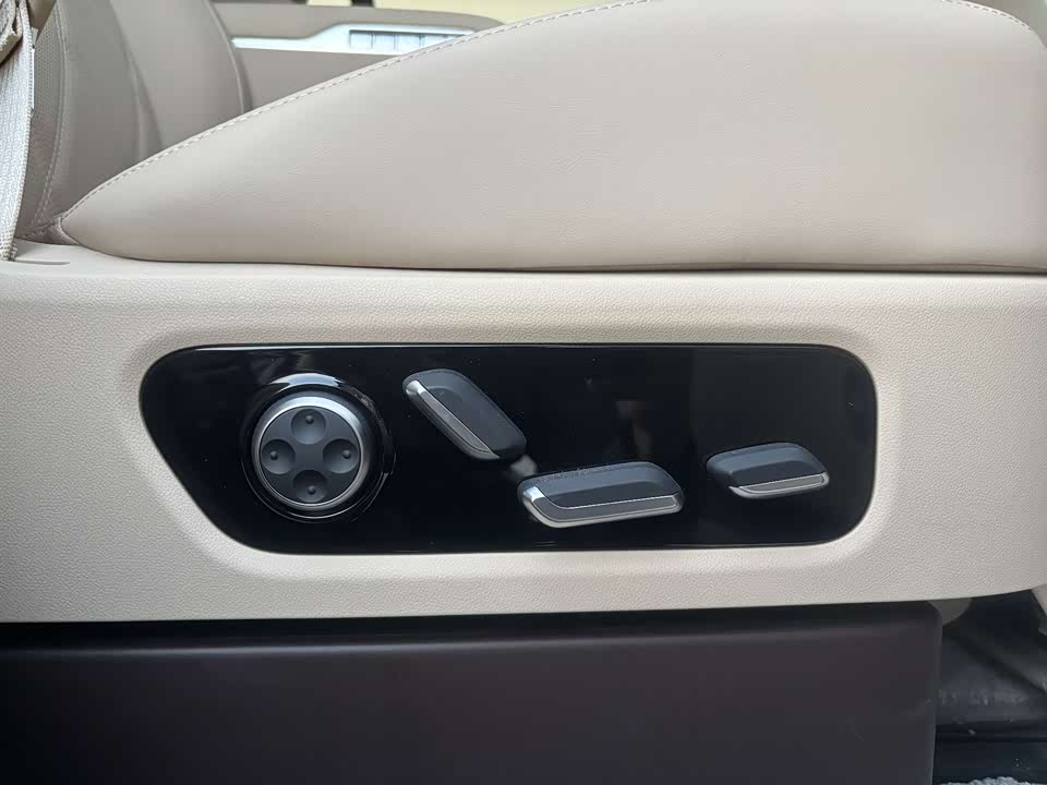 AITO Ask the world M9