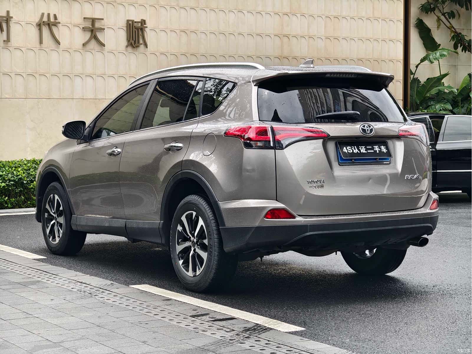 Toyota RAV4, 2018 все фото