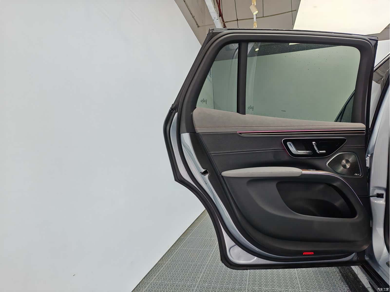 Mercedes-Benz EQS, 2023 14