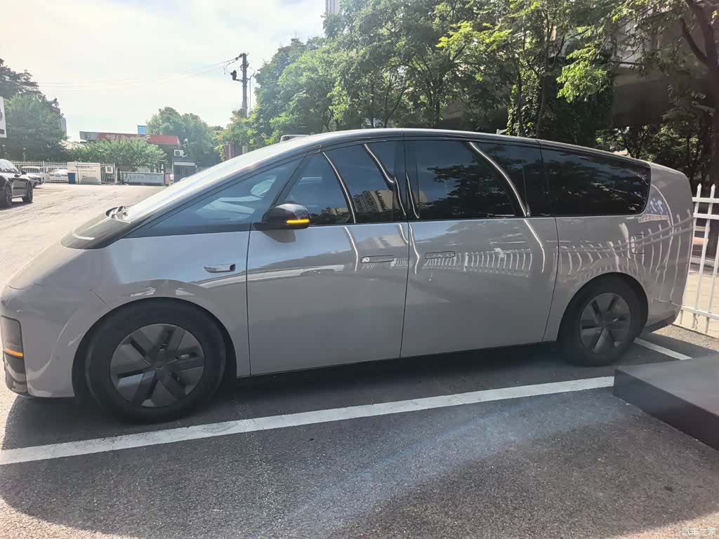 Li Auto MEGA, 2025 4