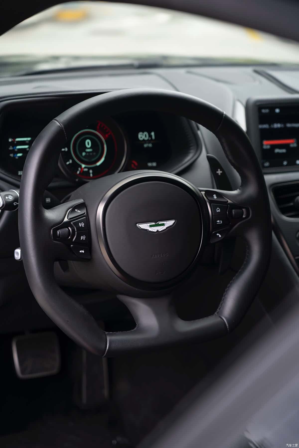 Aston Martin DB11, 2023 15