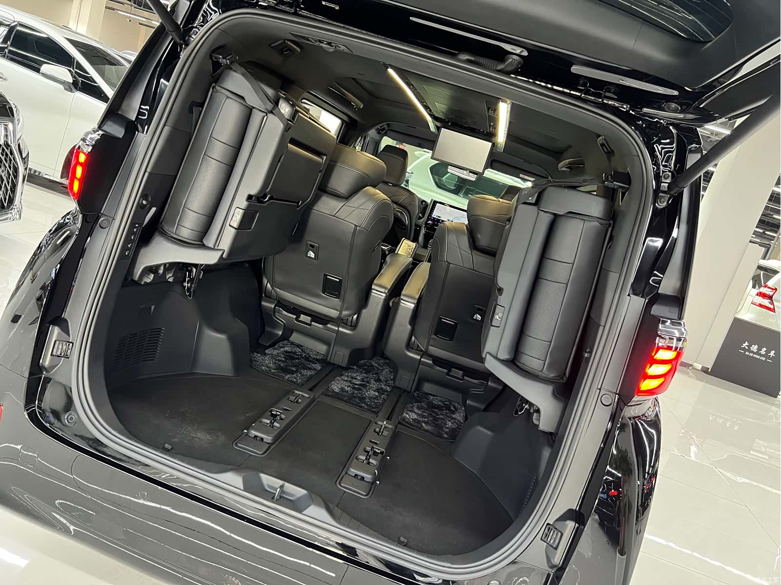 Toyota Alphard, 2024 8