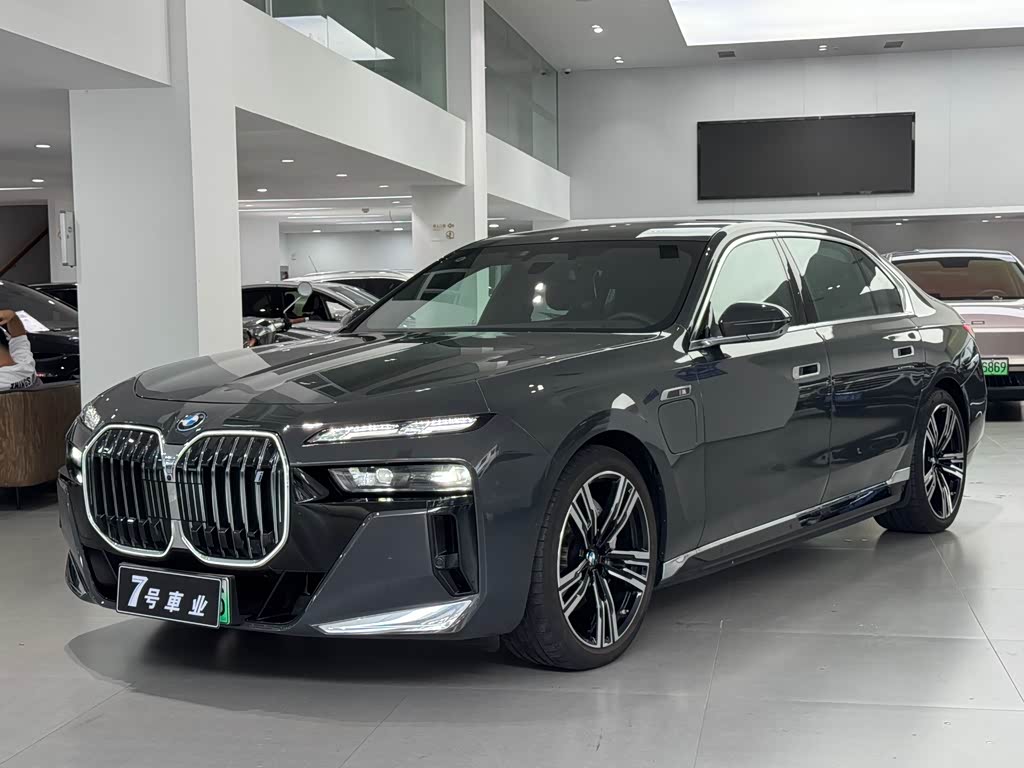 BMW i7