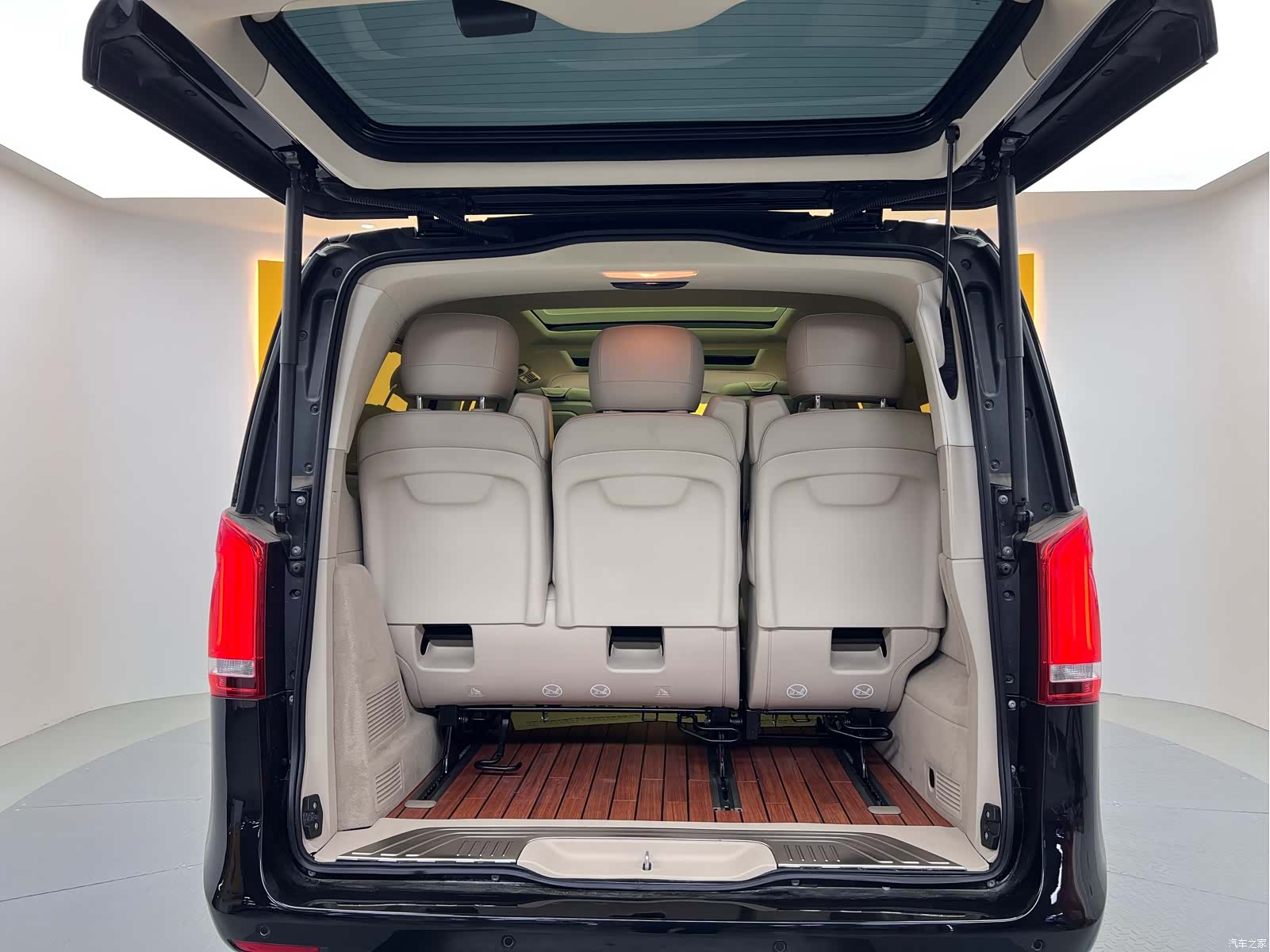Mercedes-Benz V-Class, 2023 36