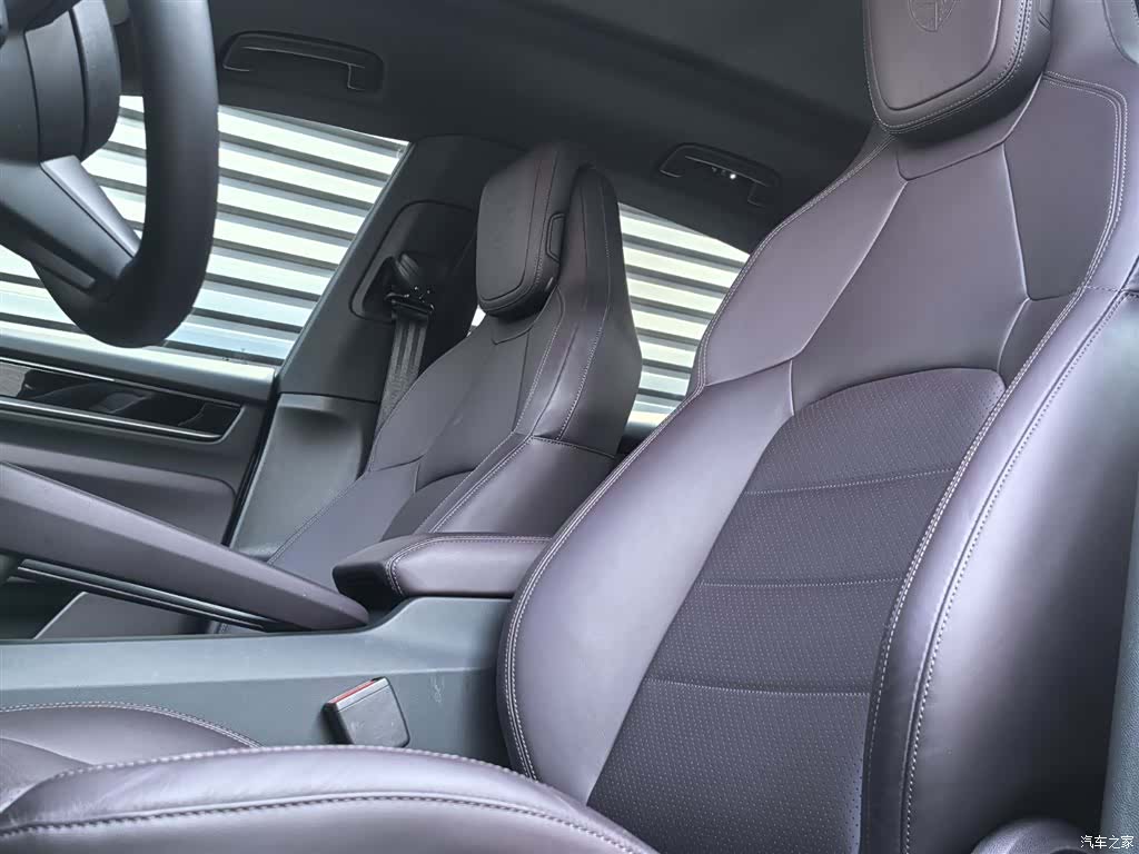 Porsche Macan, 2025 10