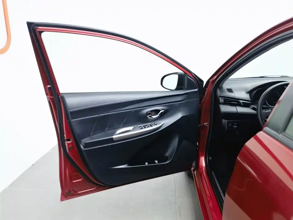 Toyota YARiS L to enjoy