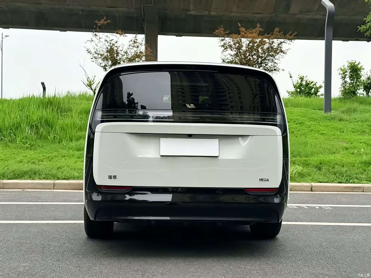 Li Auto MEGA, 2025 8