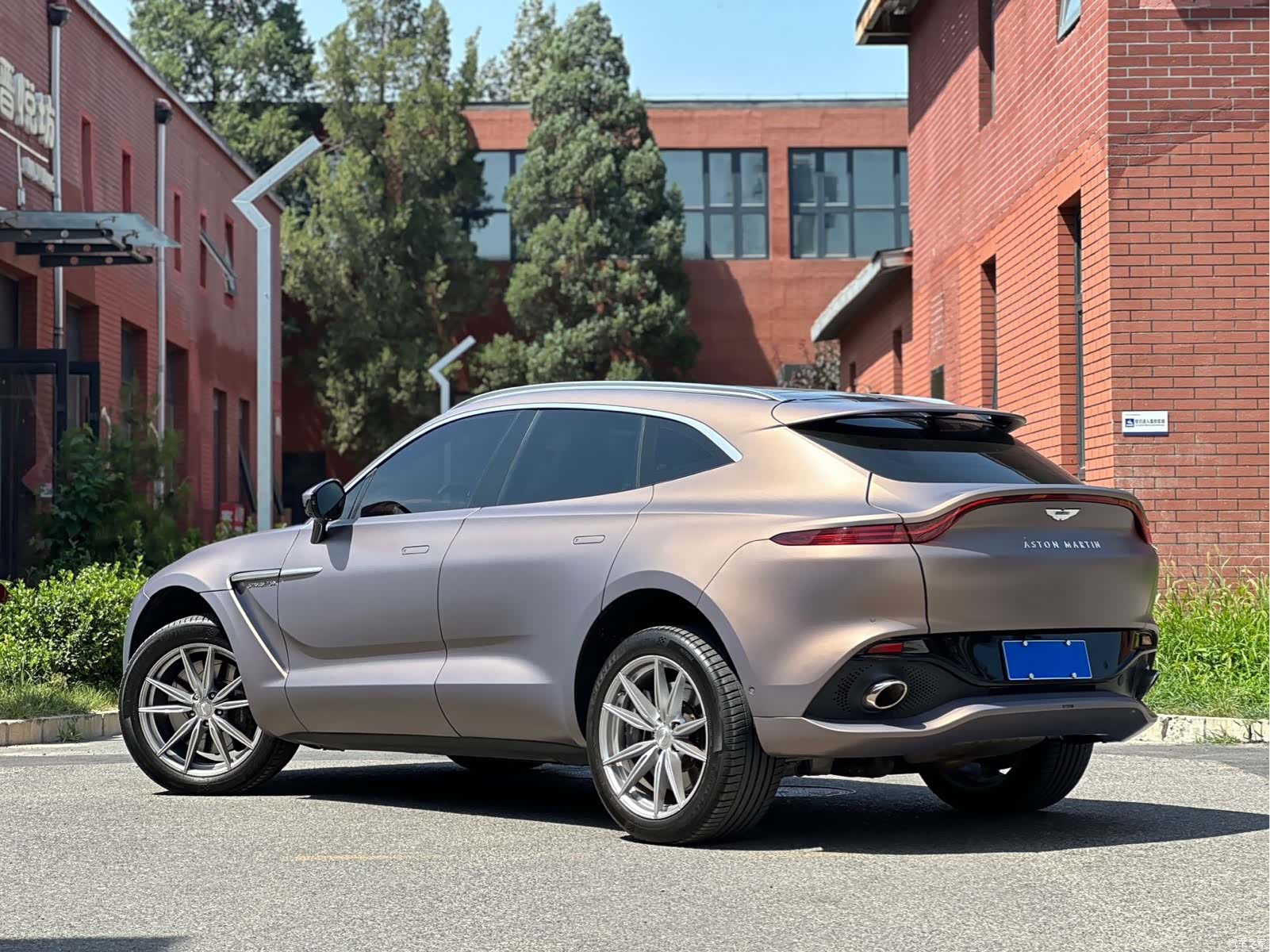 Aston Martin DBX, 2023 4