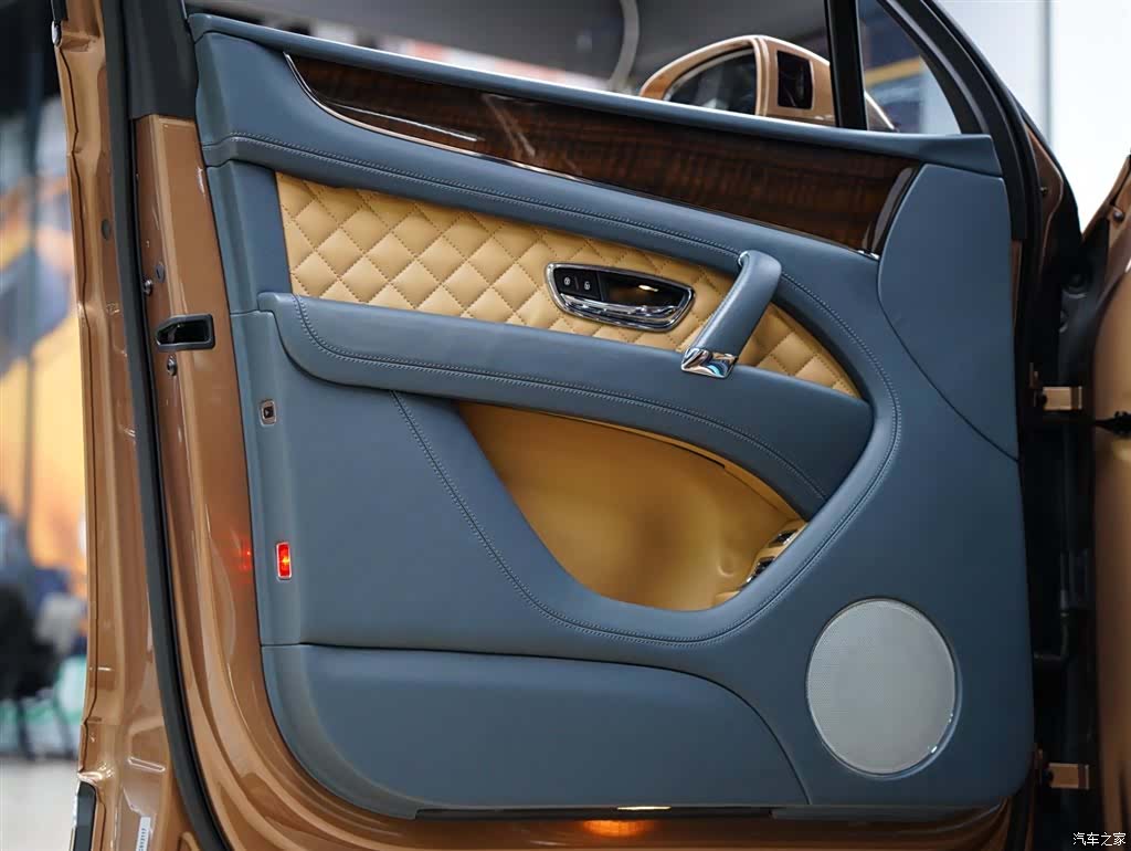 Bentley Bentayga, 2017 29