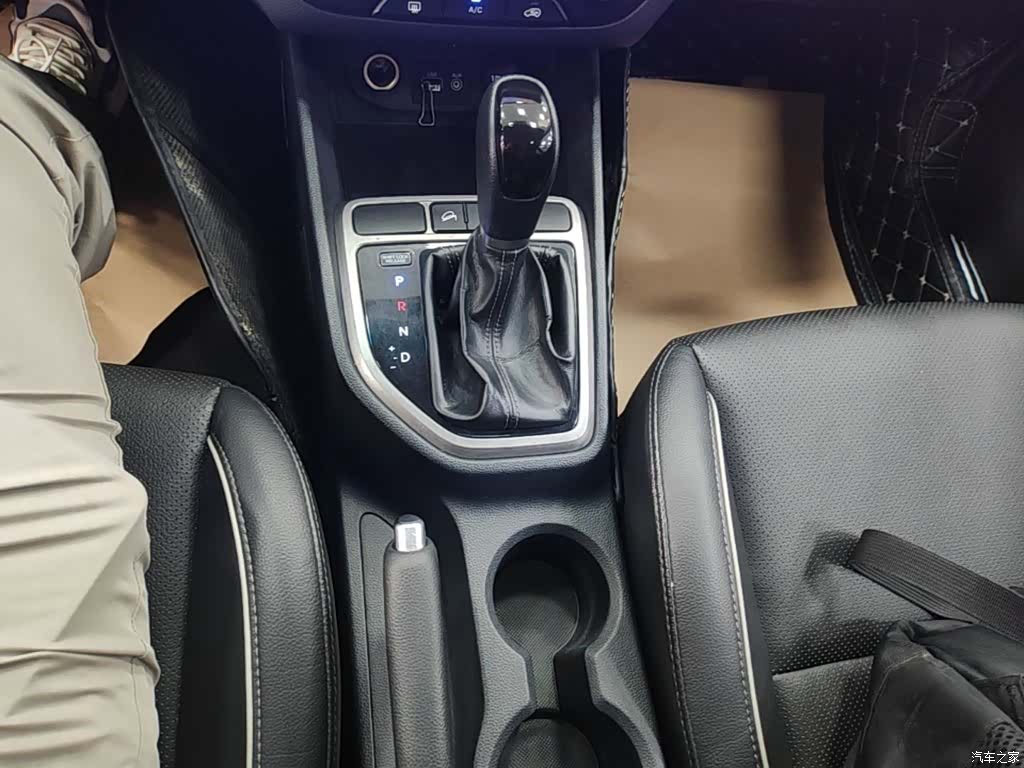 Hyundai ix25, 2015 10