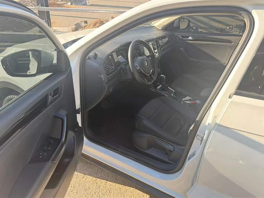 Volkswagen T-ROC exploring Songs