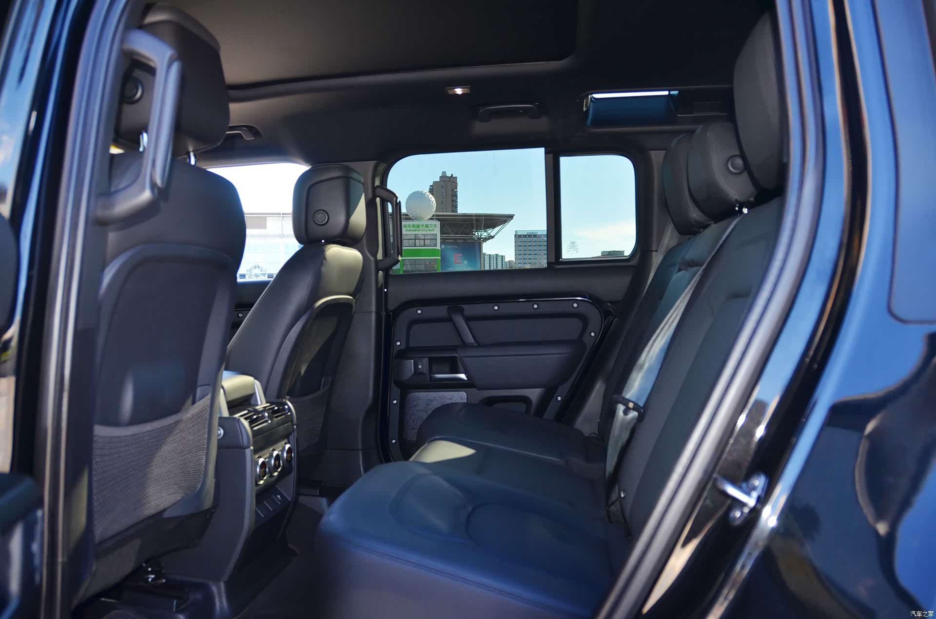 Land Rover Defender, 2023 11