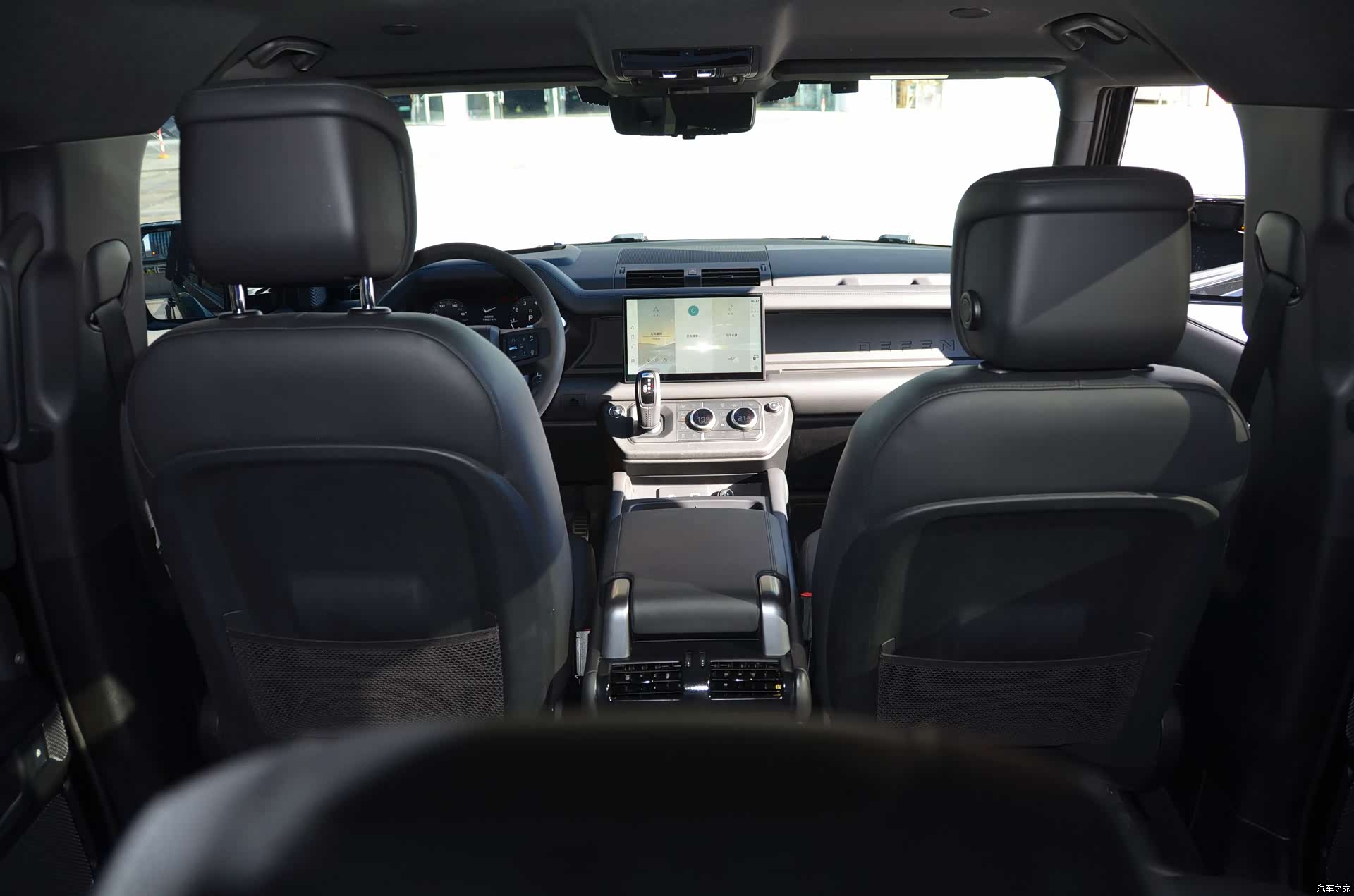 Land Rover Defender, 2023 13