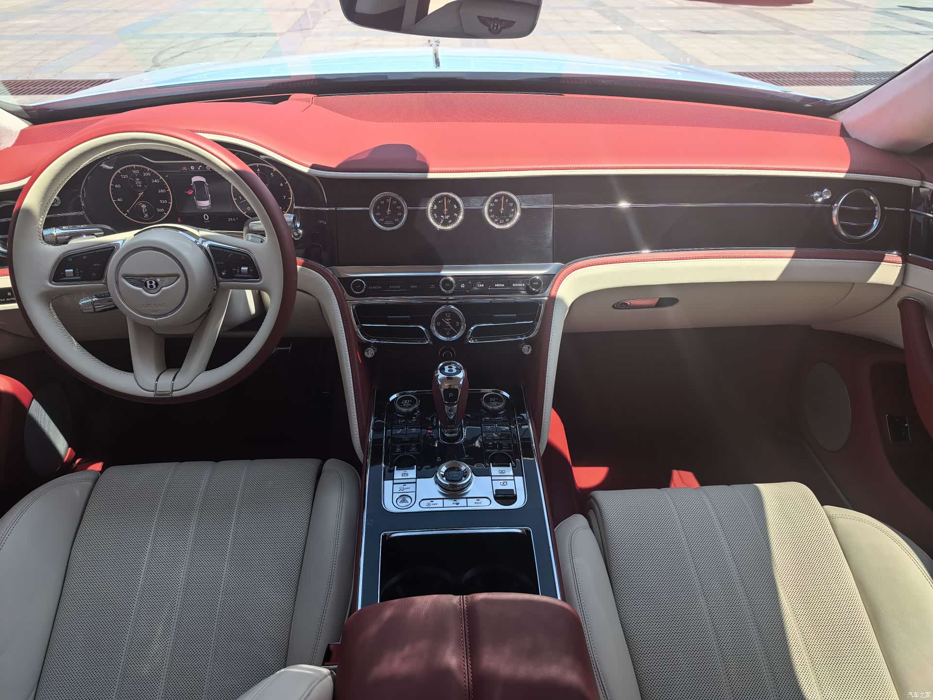 Bentley Flying Spur, 2023 13