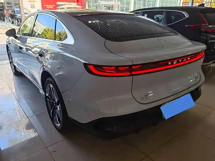 VOYAH Lantu chasing light