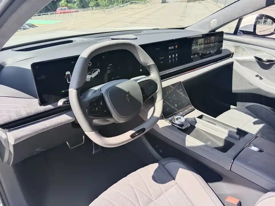 VOYAH Lantu chasing light