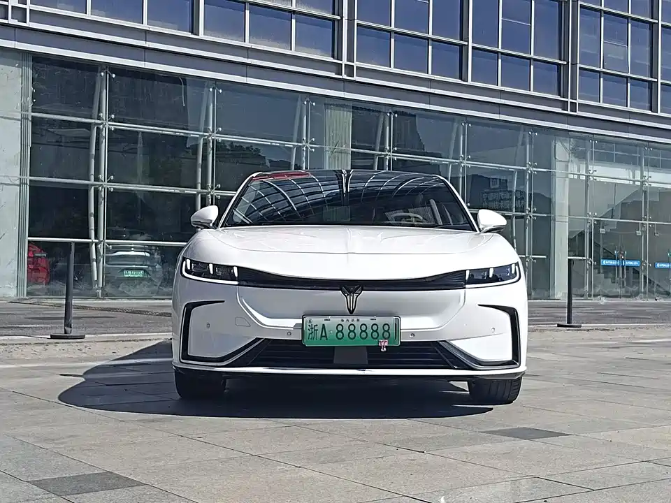 VOYAH Lantu chasing light