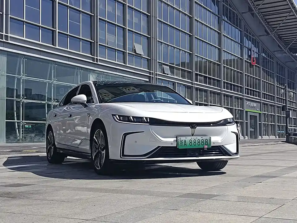 VOYAH Lantu chasing light