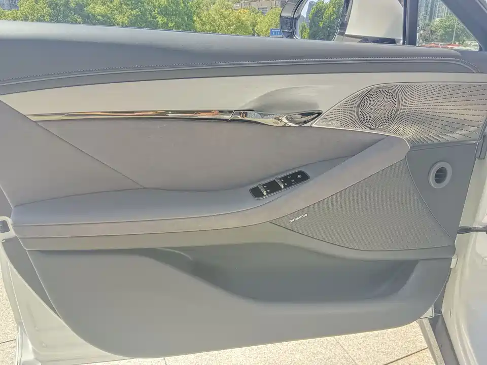 VOYAH Lantu chasing light