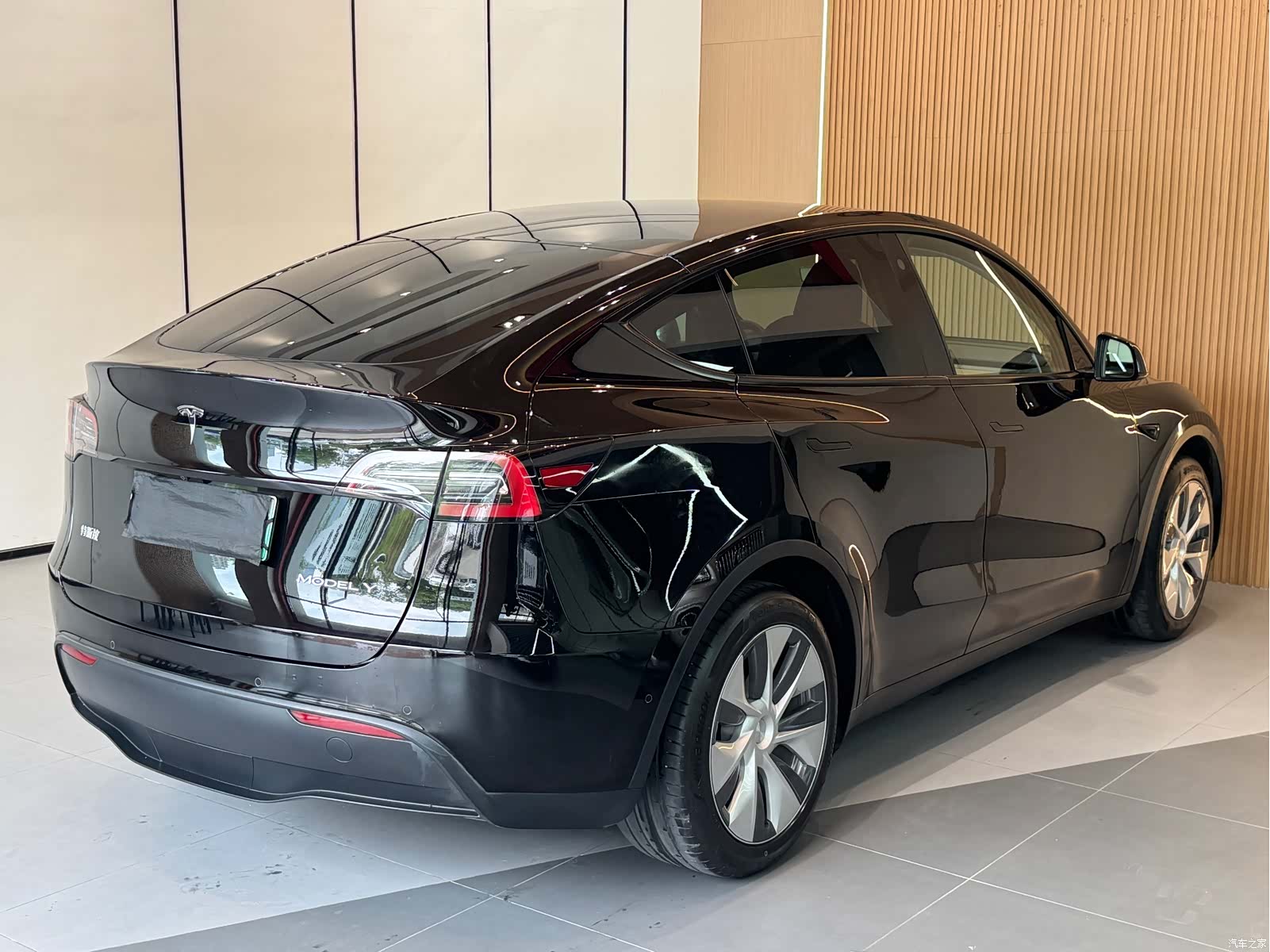 Tesla Model Y, 2023 17