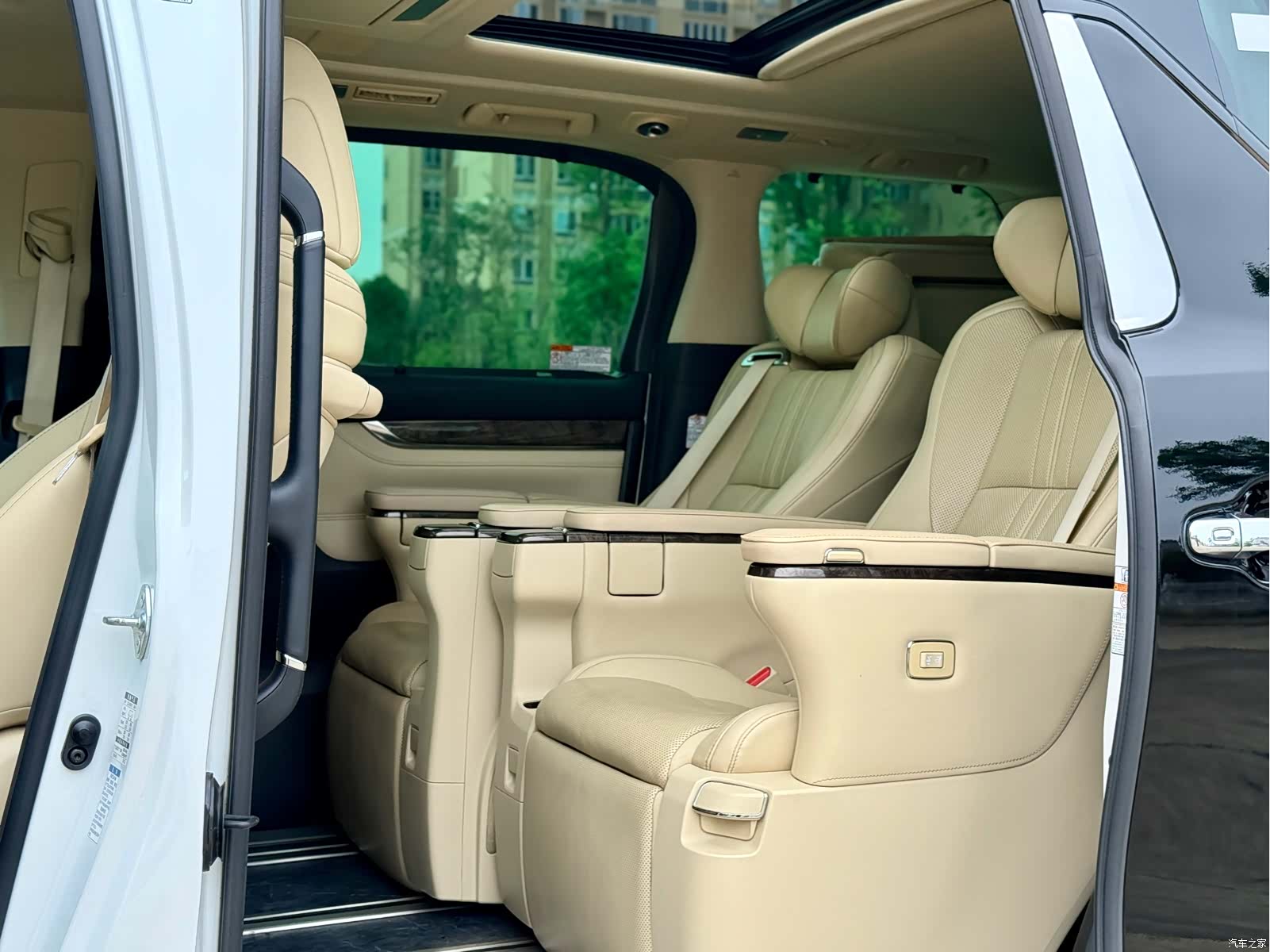 Toyota Vellfire, 2021 10