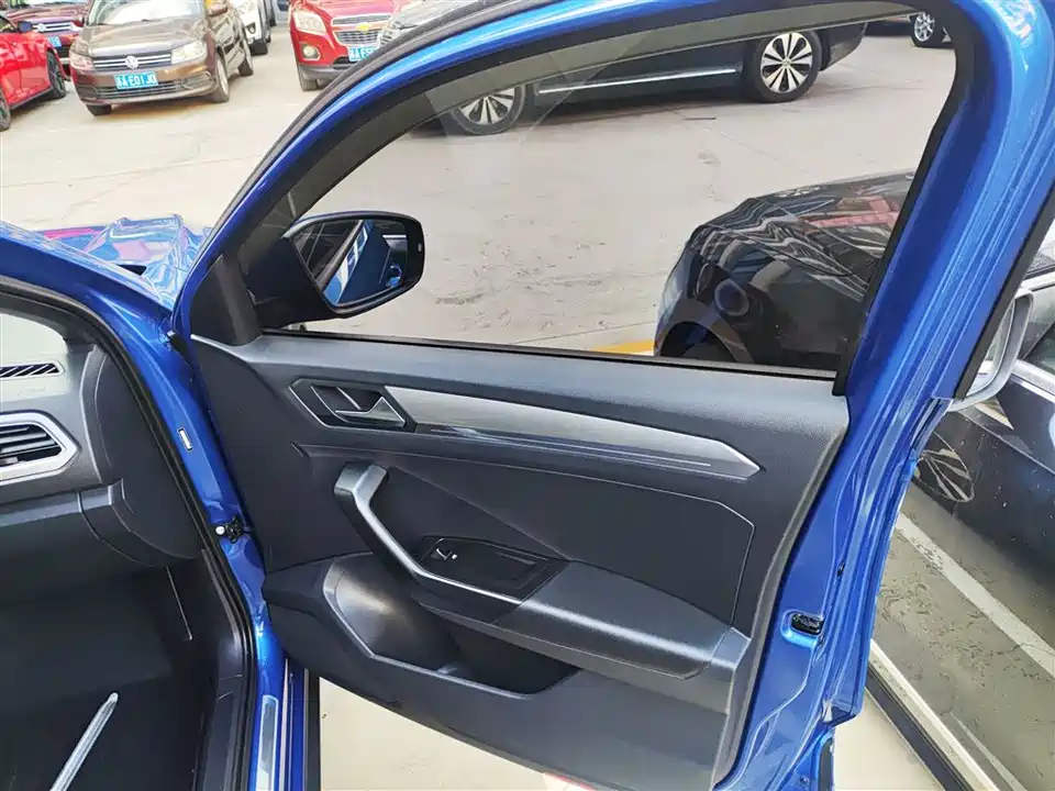 Volkswagen T-ROC exploring Songs