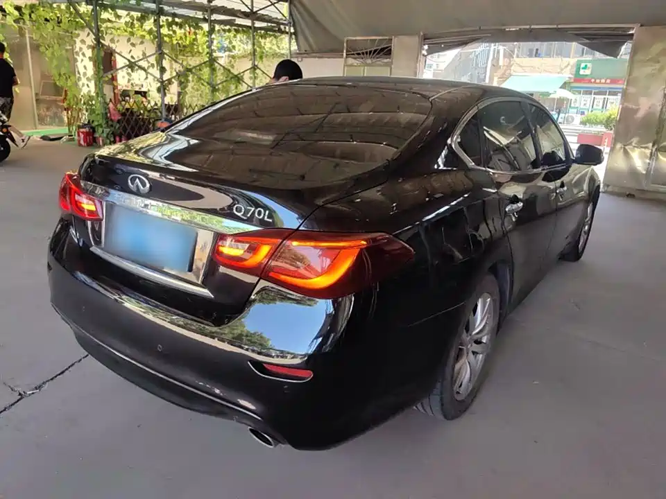 Infiniti Q70