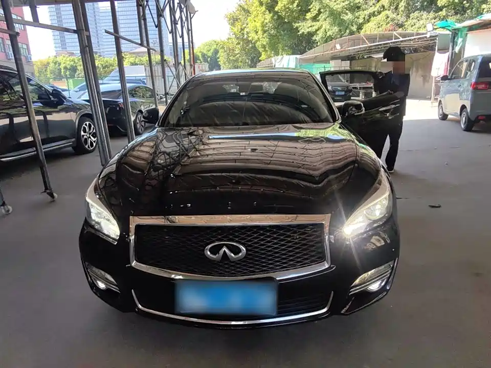 Infiniti Q70