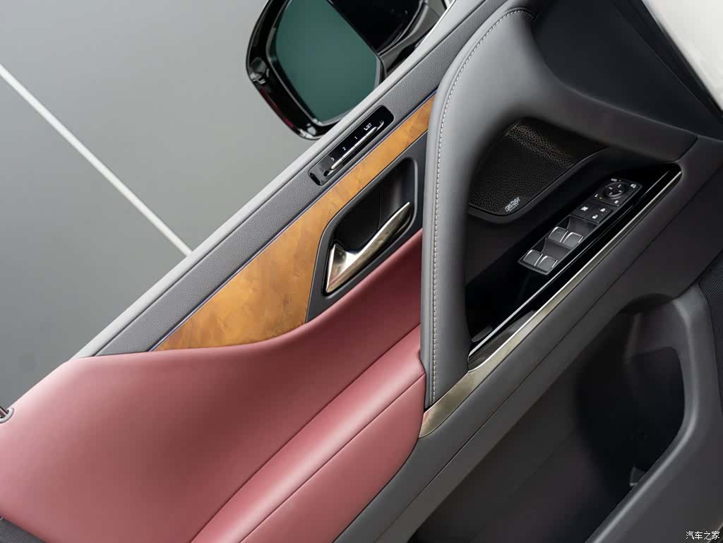 Lexus LX, 2026 8
