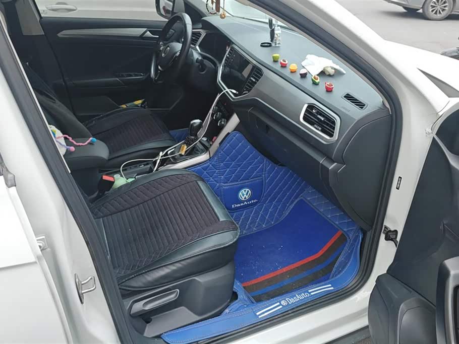 Volkswagen T-ROC exploring Songs