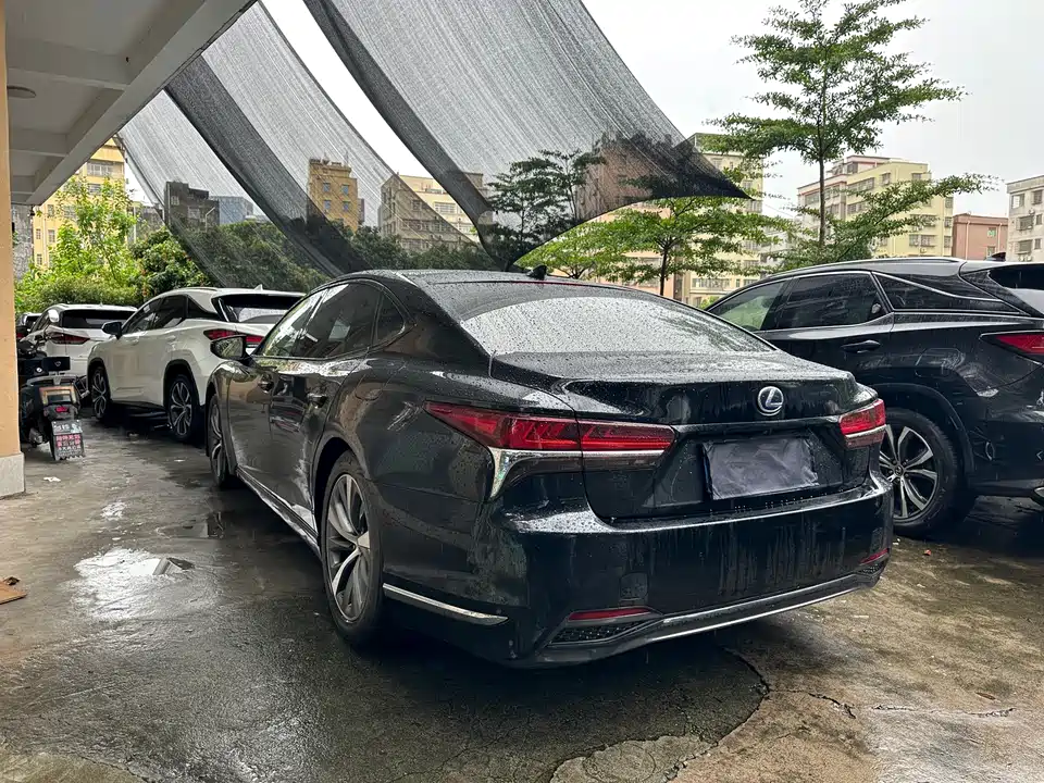 Lexus LS