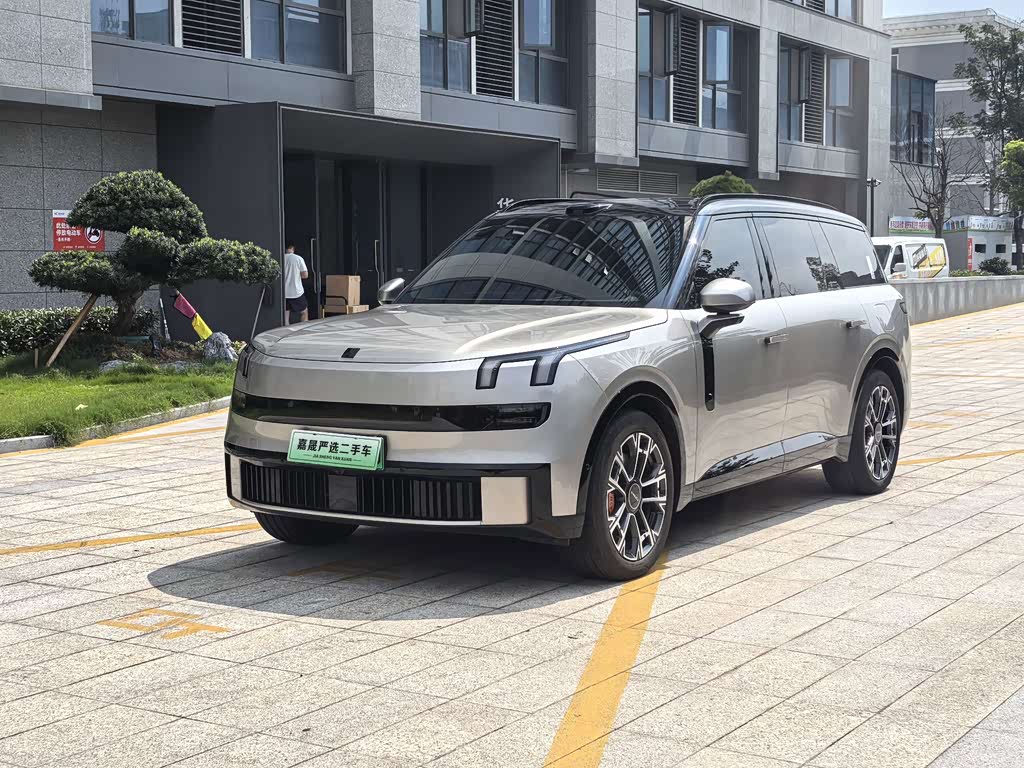 Lynk & Co 900