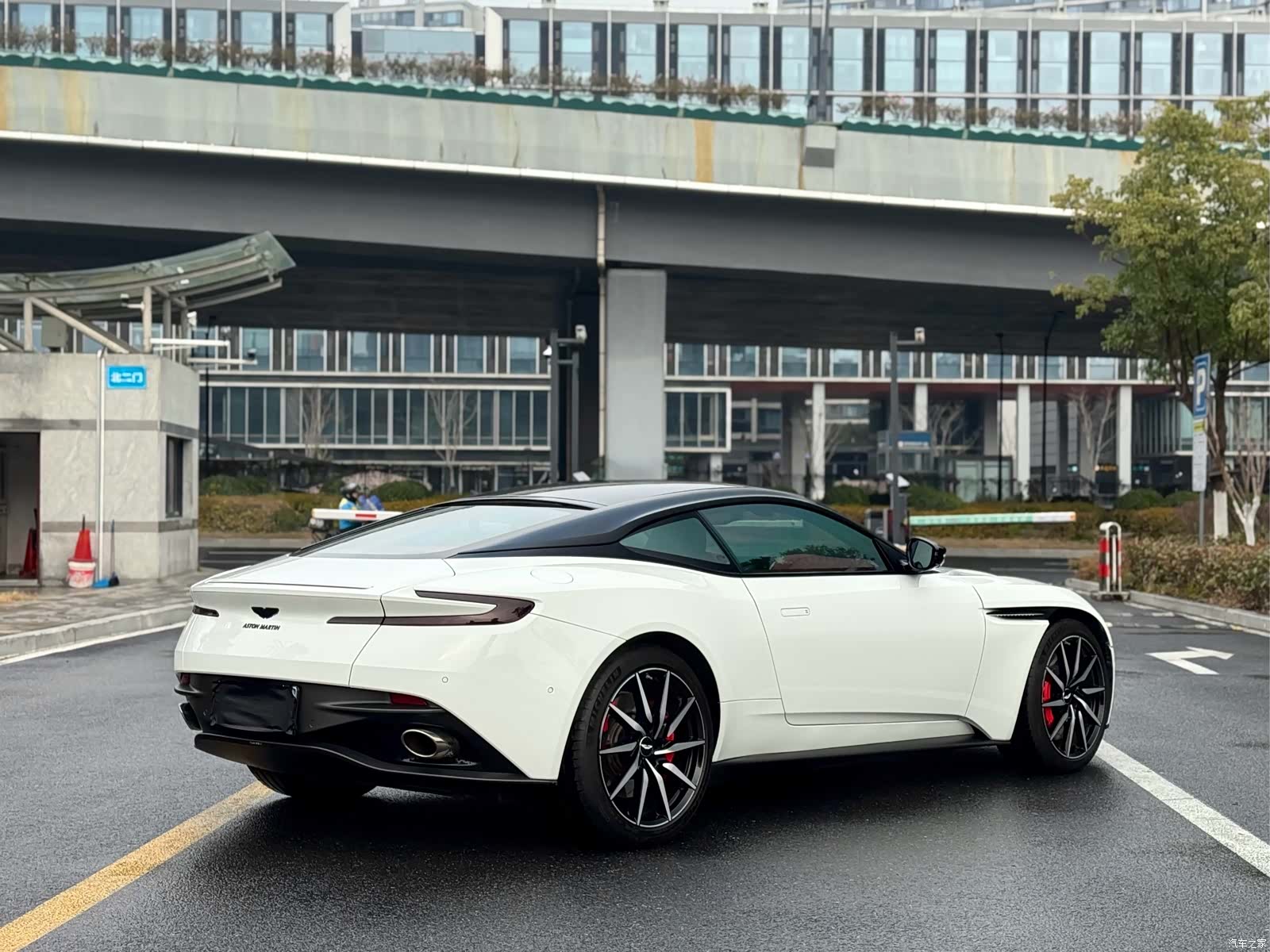 Aston Martin DB11, 2020 7