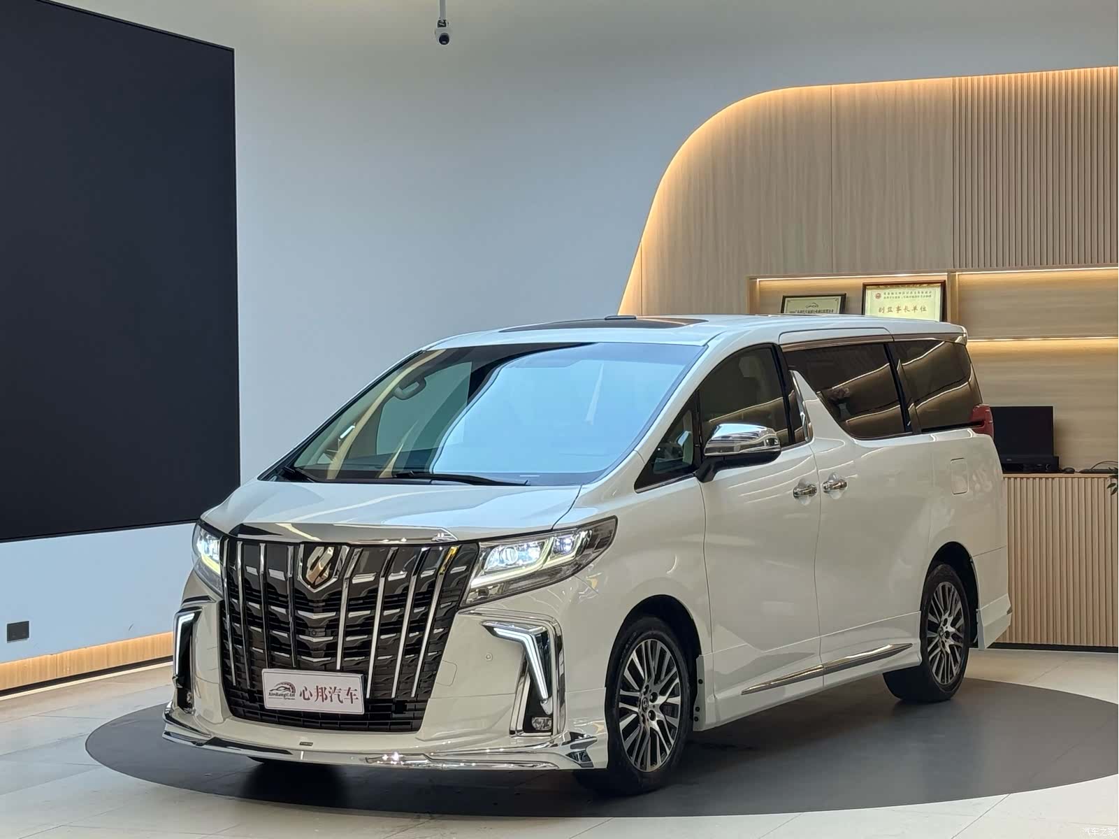Toyota Alphard, 2016 1