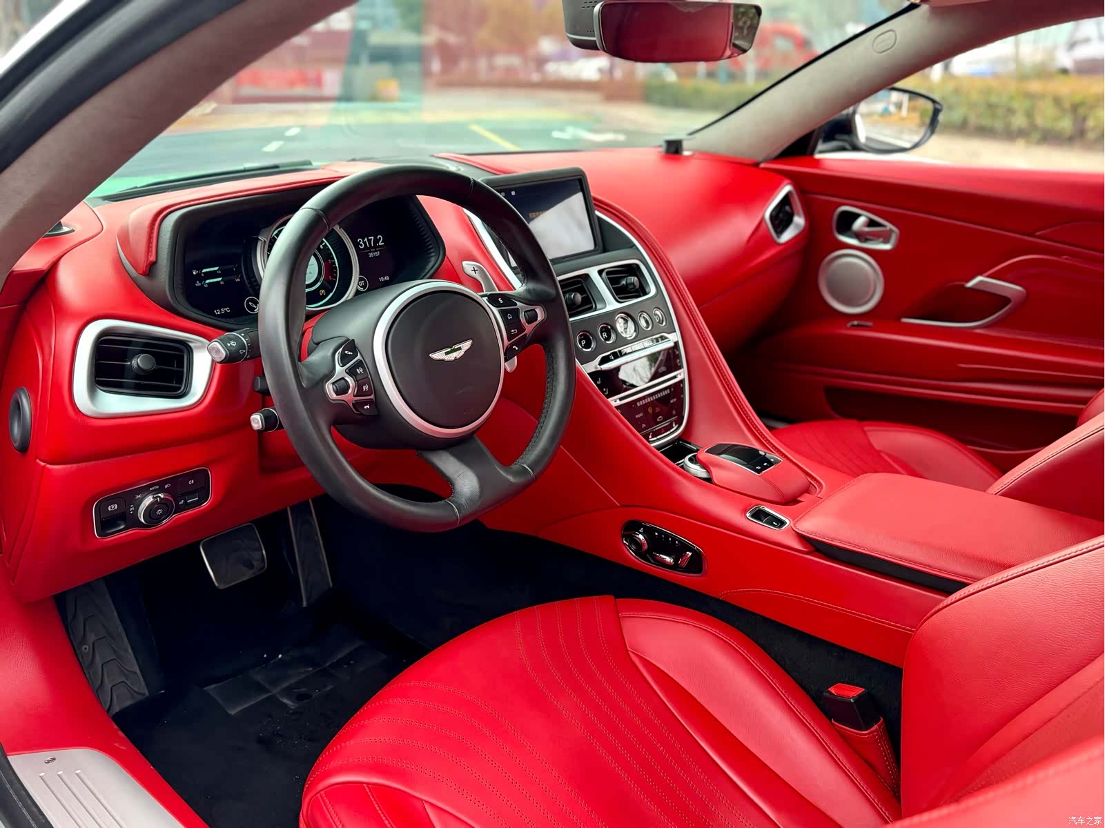 Aston Martin DB11, 2020 все фото