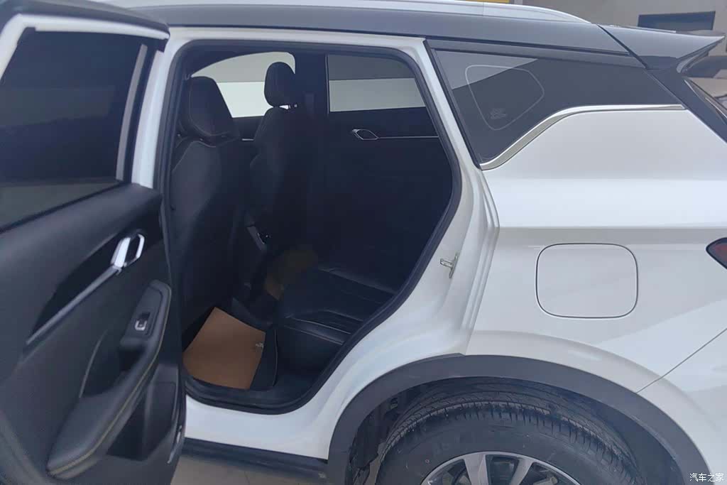 Geely Coolray, 2025 11