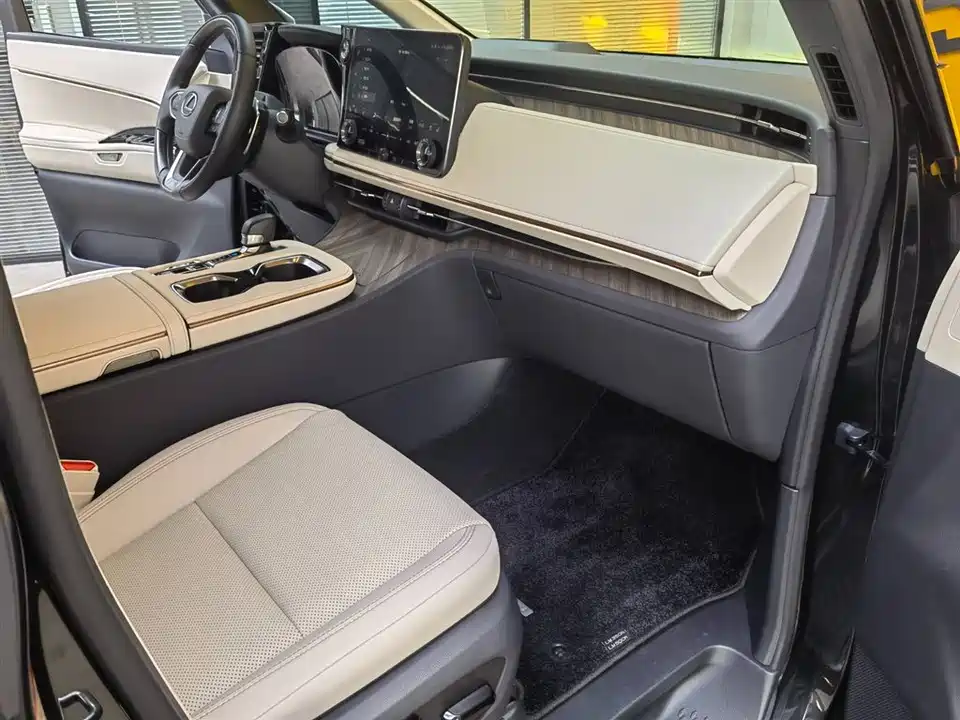 Lexus LM Lexus LM