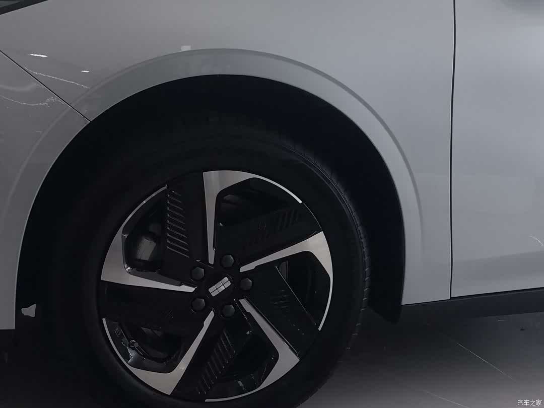 Geely Galaxy L6, 2025 11