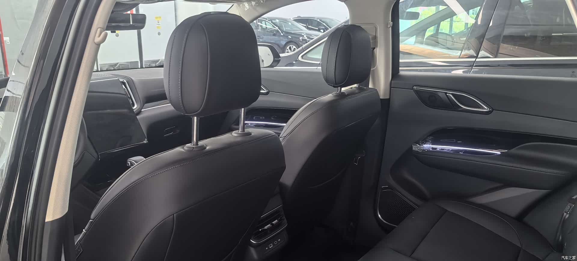 Hongqi HS3, 2026 13