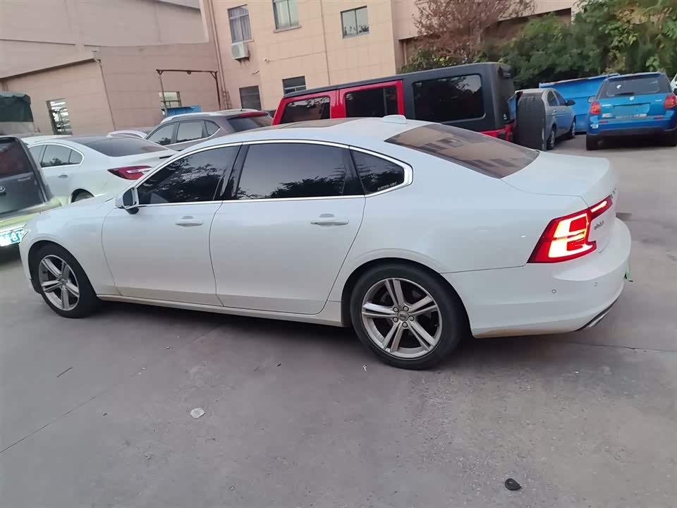 Volvo S90