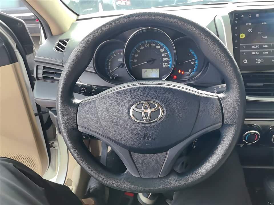 Toyota YARiS L to enjoy